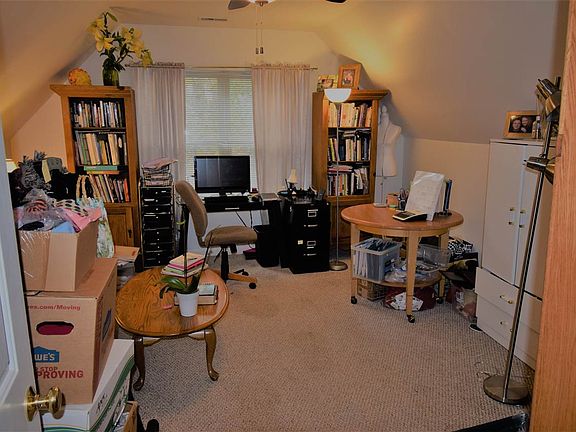 5th image of 19 Woodlawn Dr