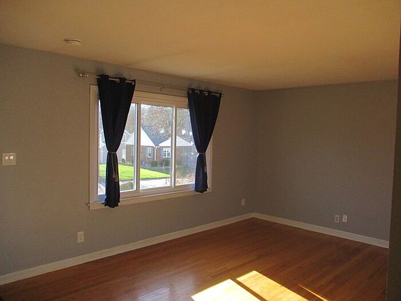 3rd image of 1221 Brookview Ave