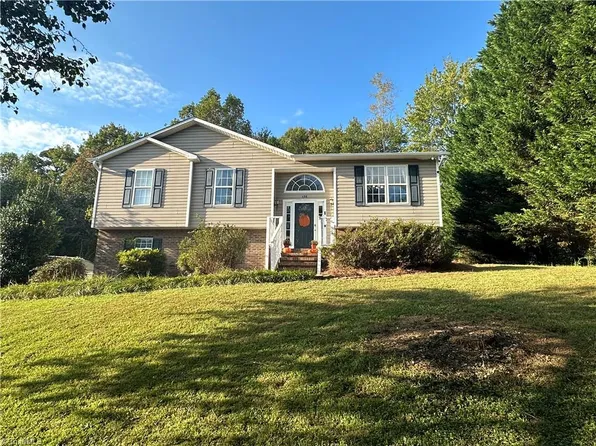 176 Huntington Ct, Pilot Mountain, NC 27041