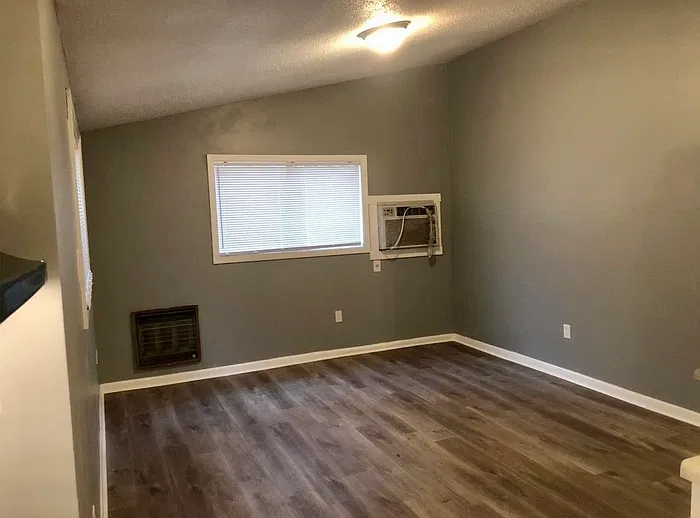 3 bed, 1.0 bath, 1008 sqft, $1,100 — Photo 4