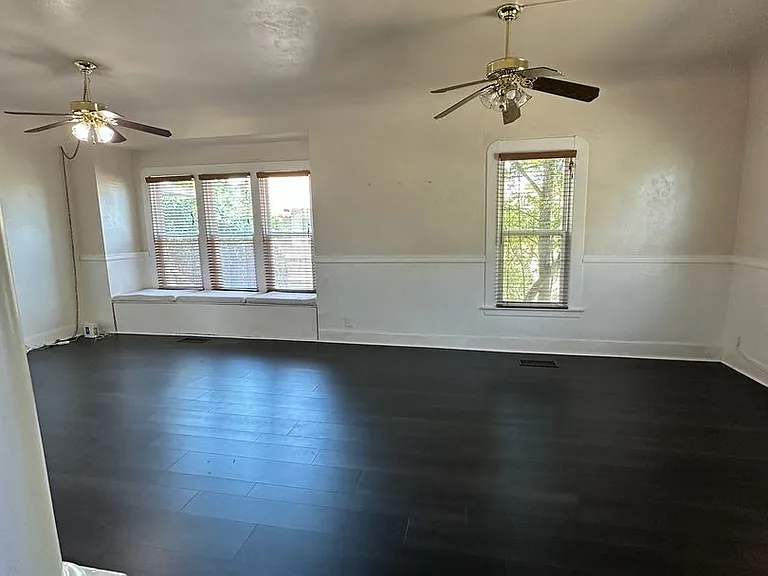 323 W Myrtle St — Photo 4
