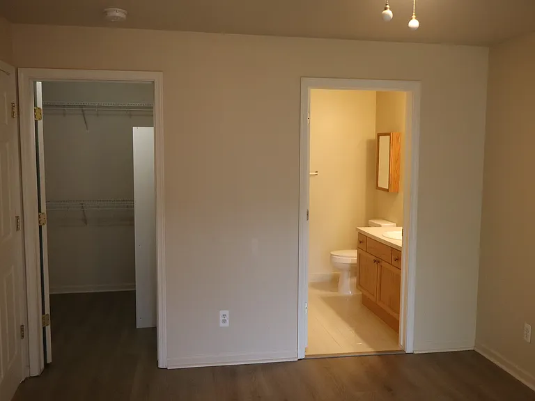 4580 Berkshire Dr — Photo 25