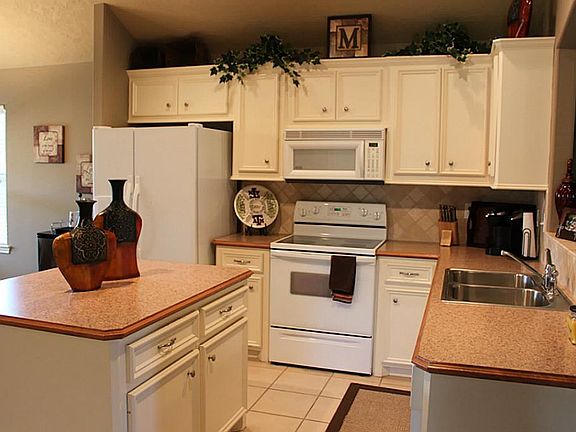 Built-in microwave and tile backsplash!