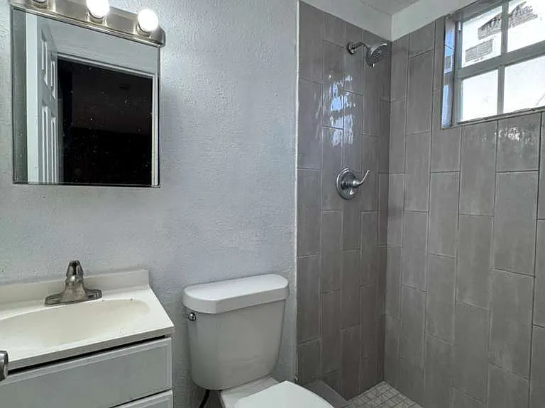 529 Lucy St — Photo 6