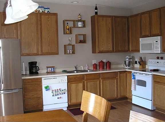 3rd image of 912 NE Kamies Ln