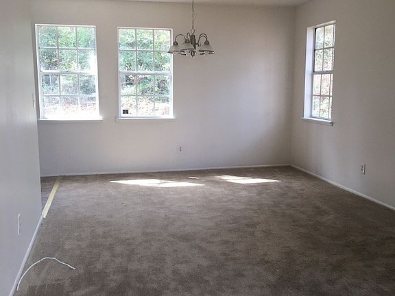 3rd image of 110 Oakdale Dr