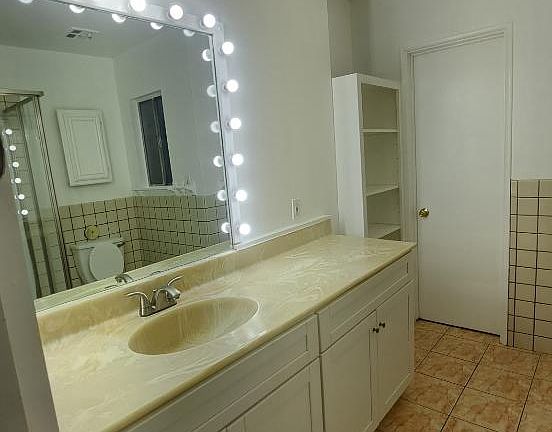 2nd image of 17501 Victory Blvd
