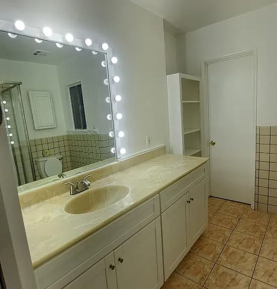 17501 Victory Blvd — Photo 2