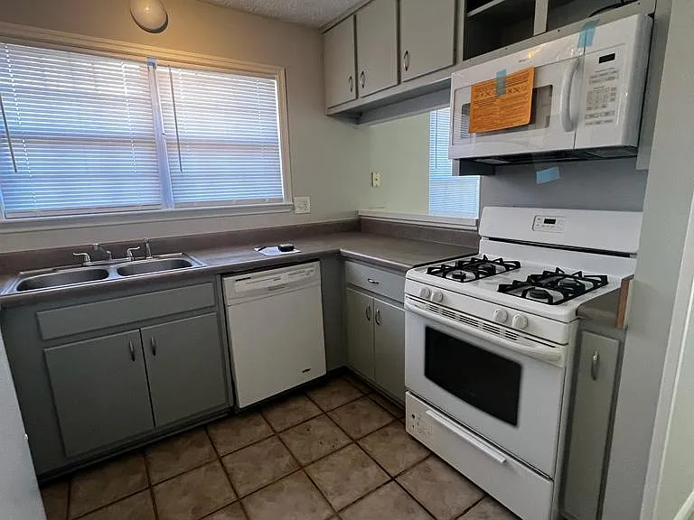 1223 Avery Dr — Photo 2