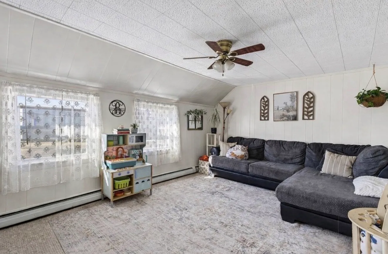 3 bed, 1100 sqft, $1,900 — Photo 1