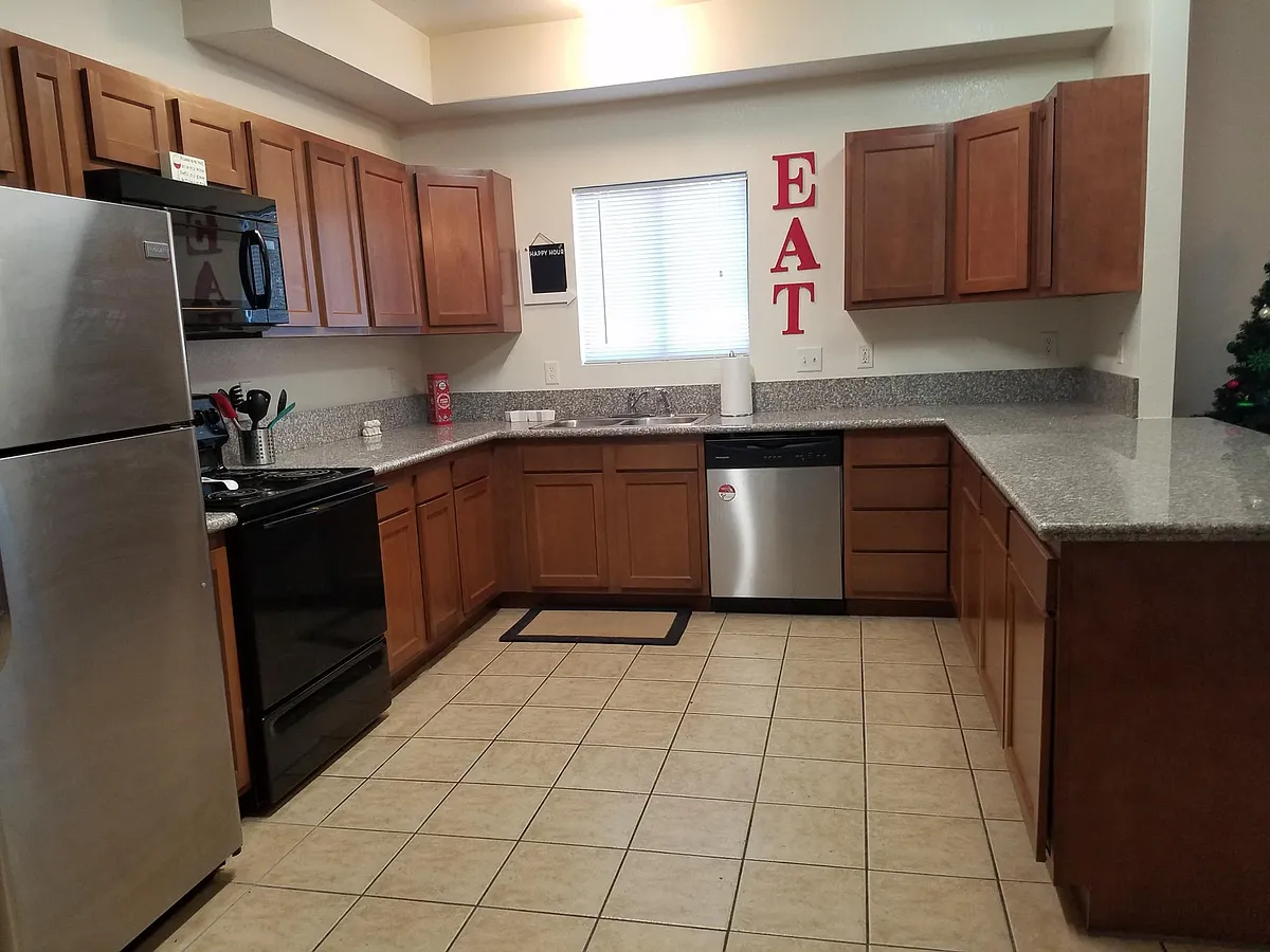 Building Photo - 1433 E Elm St #2