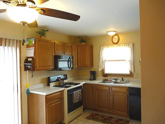 3rd image of 42447 N Ash St