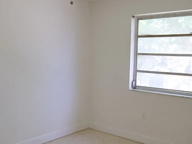 528 SW 6th St #6 — Photo 16