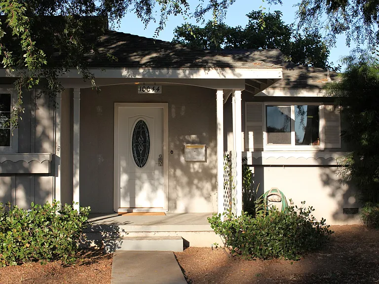 10044 Woodley Ave — Photo 7