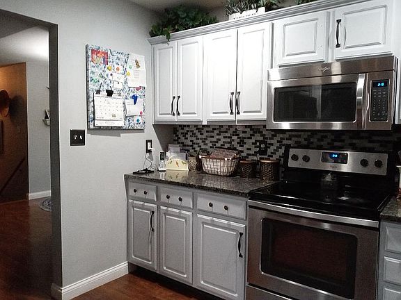 Granite counters 
Backsplash