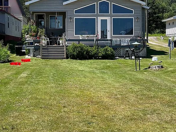 42720 Lakeshore Dr, Chassell, MI 49916