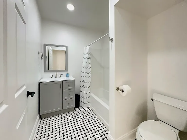 Upstairs Common Bathroom