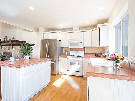 5th image of 2440 McGregor Dr SE