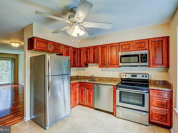 5th image of 556 Melissa Ct