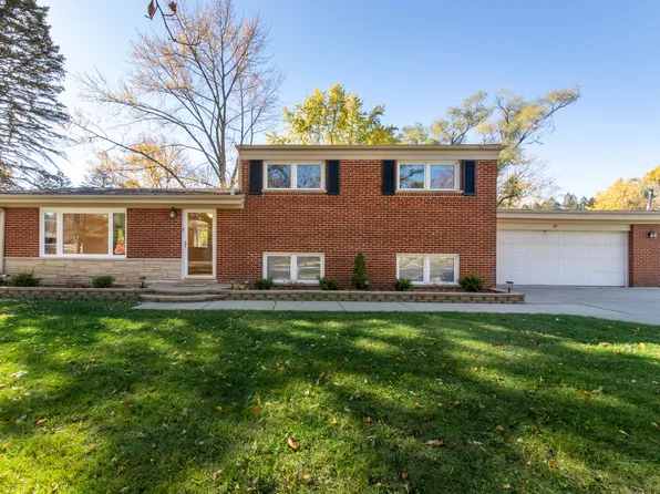 22 W Stonegate Dr, Prospect Heights, IL 60070