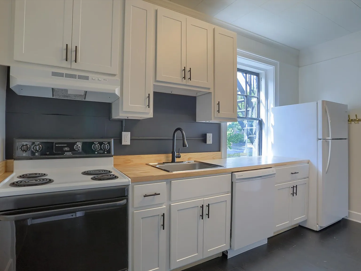 105 E Lemon Street — Photo 4