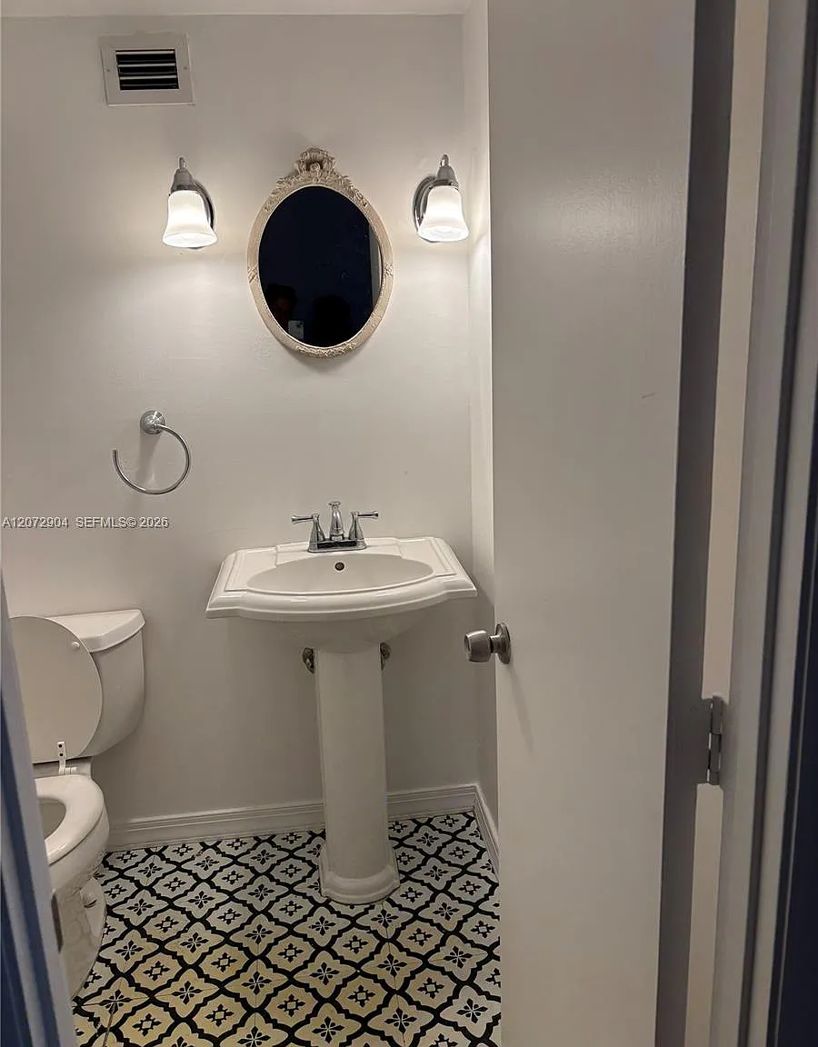 Desoto Park Condo — Photo 1