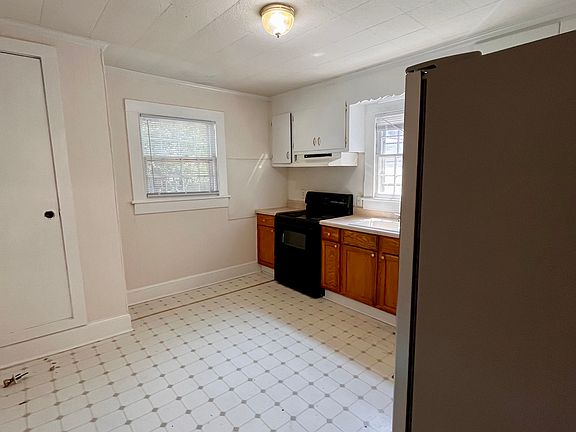 5th image of 206 E 12th St