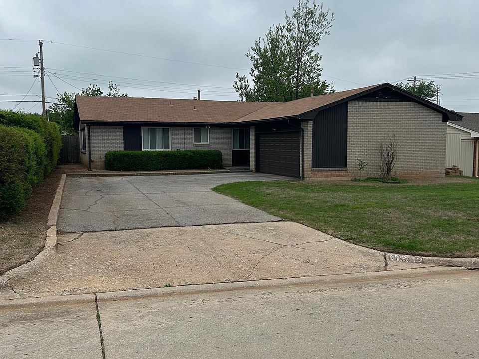 5812 NW 67TH ST - 2 CAR GARAGE WITH AMPLE OFF STREET PARKING