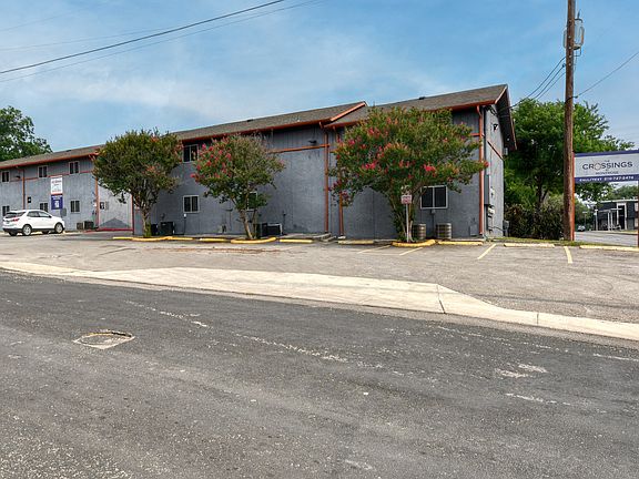 3rd image of 427 Montrose Ave #106