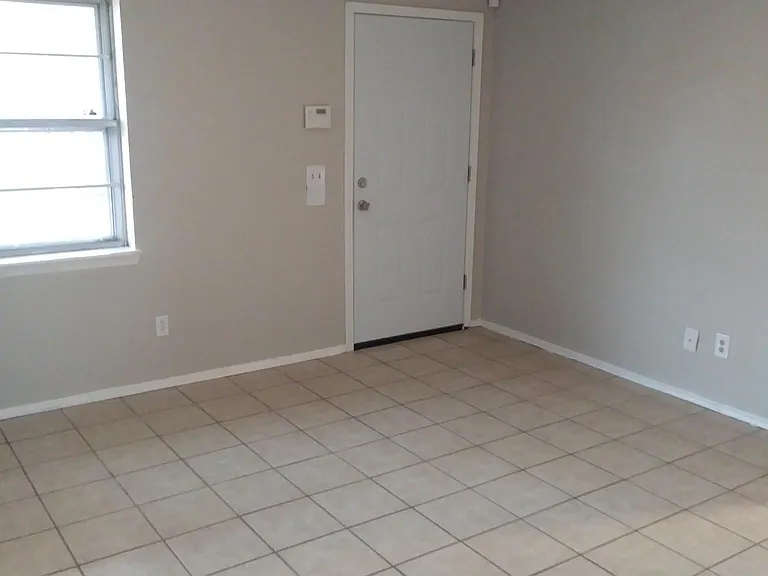941 N Bradley Ave — Photo 2