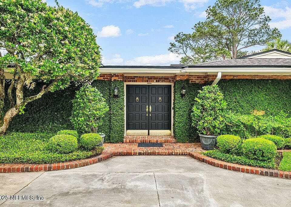 1st image of 4105 VENETIA Boulevard