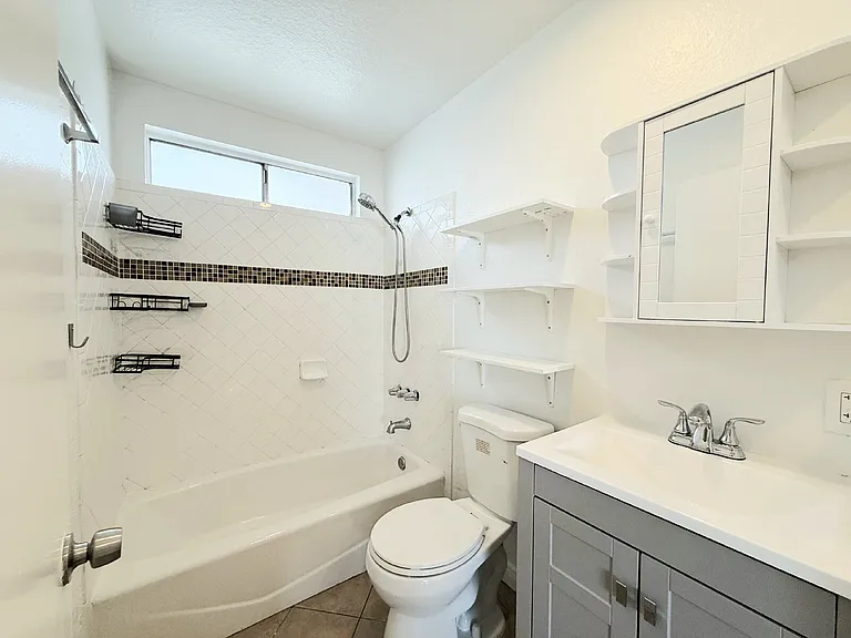 1343 W 36th St #4 — Photo 8