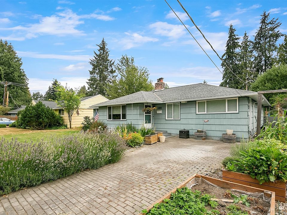 RAMBLER FRONT YARD AND DRIVEWAY>
