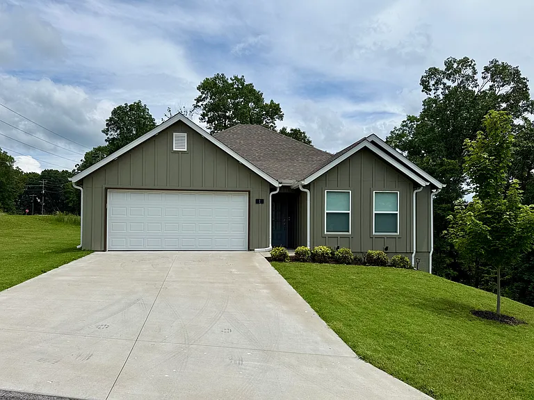 1 Northampton Dr — Photo 1