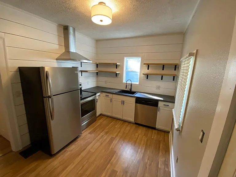 1816 Woodlawn Ave — Photo 2