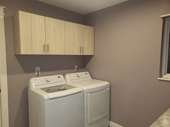 3rd image of 1012 E Summit St