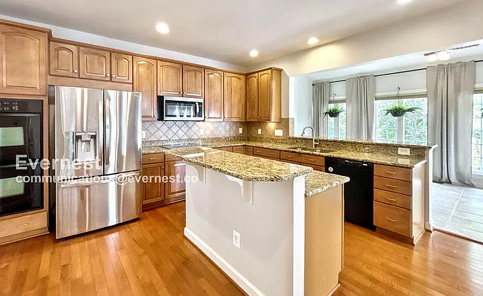 4 bed, 5.0 bath, 4347 sqft, $3,200 — Photo 3