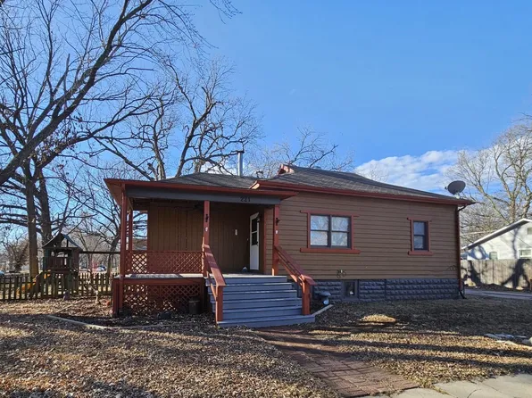 221 E 17th Ave, Winfield, KS 67156