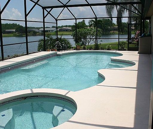 Pool with in ground Spa and cool water seating area