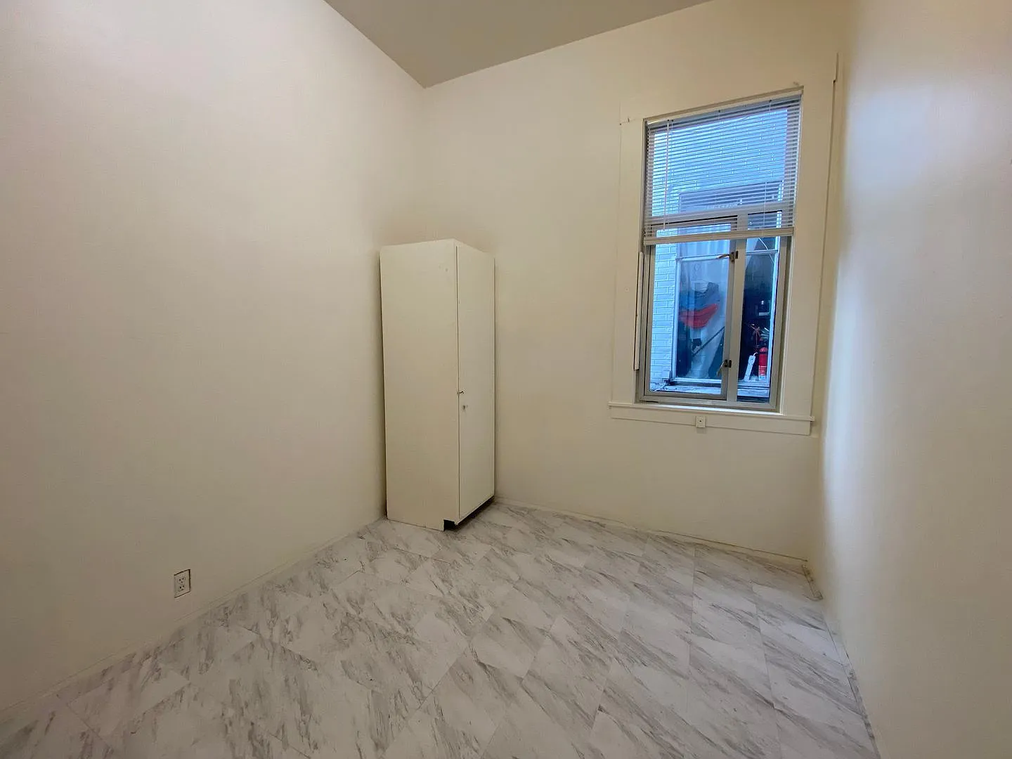 Private SRO Room located near Financial District and Downtown — Photo 1