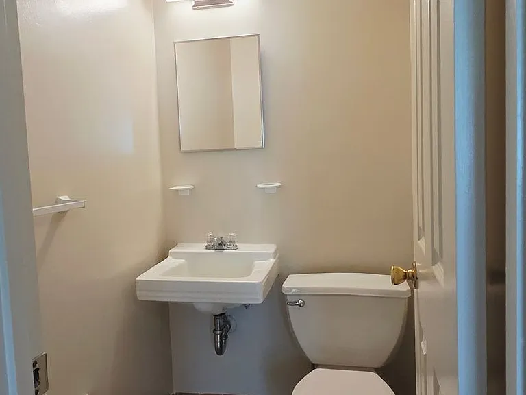 Columbia Courts Apartments — Photo 29