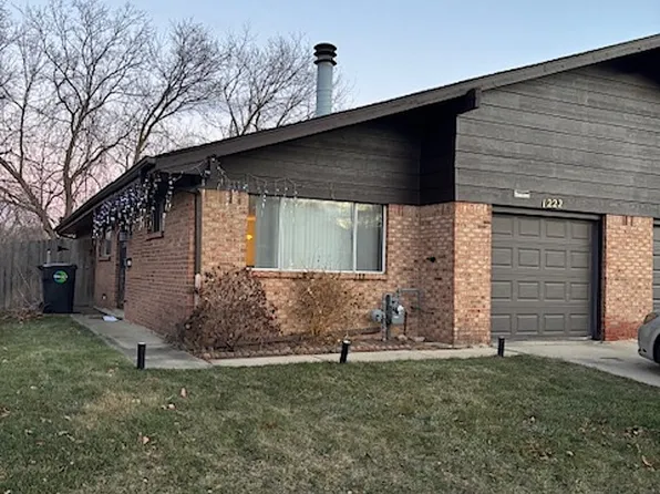 1222 Fulton Dr, Streamwood, IL 60107
