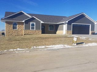 919 Kinzlee Ct, Peosta, IA 52068