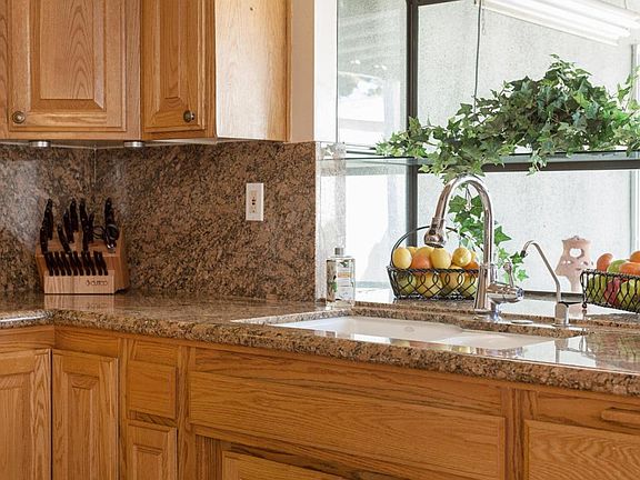 Kitchen w/ Granite Countertops