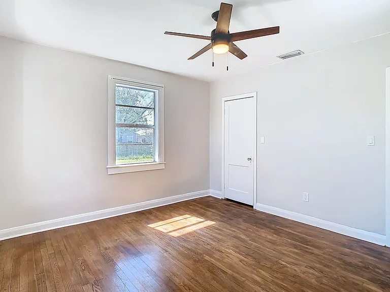 401 E Lambright St — Photo 17