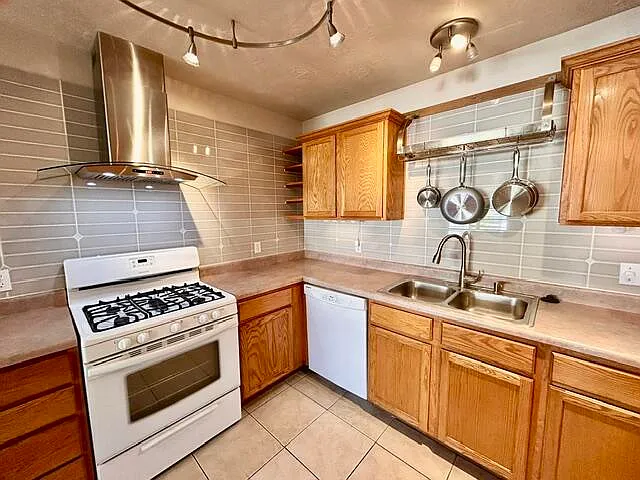 3 bed, 1225 sqft, $1,750 — Photo 2