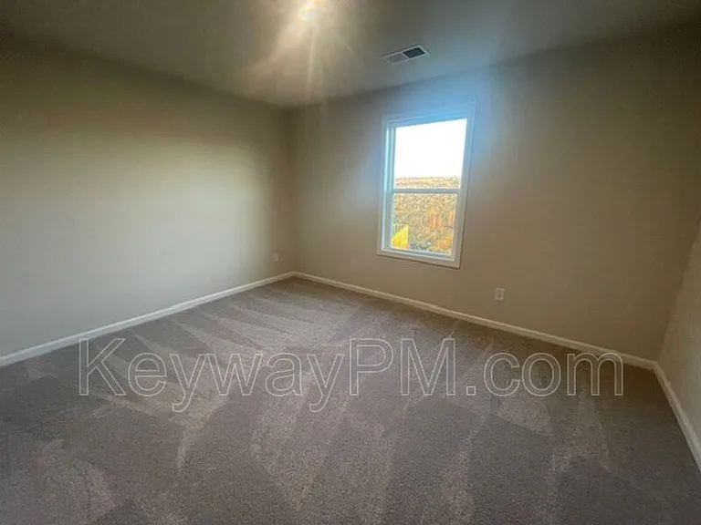 810 Manitou Cir — Photo 13
