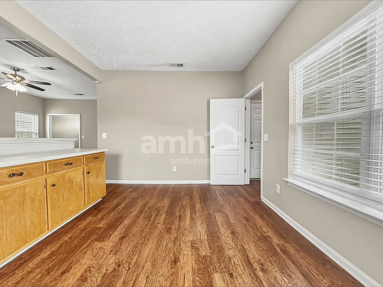 3 bed, 2.0 bath, 1649 sqft, $2,025 — Photo 4