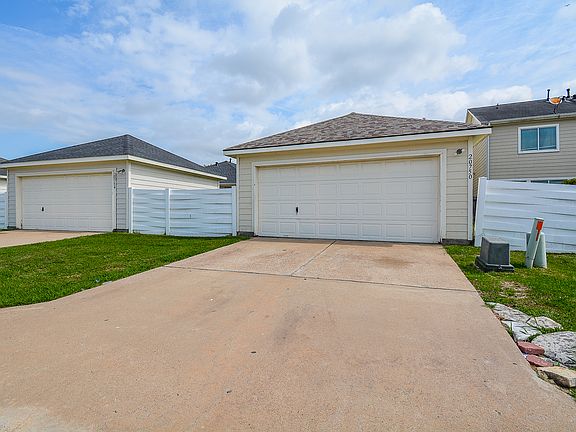 2nd image of 20750 Settlers Lake Cir N