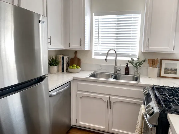 Upstairs 2BD Apartment Home! Great PB Location! Garage! AC!